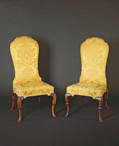 Et par Queen Anne høyryggede sidestoler, 1700-tallet av English School